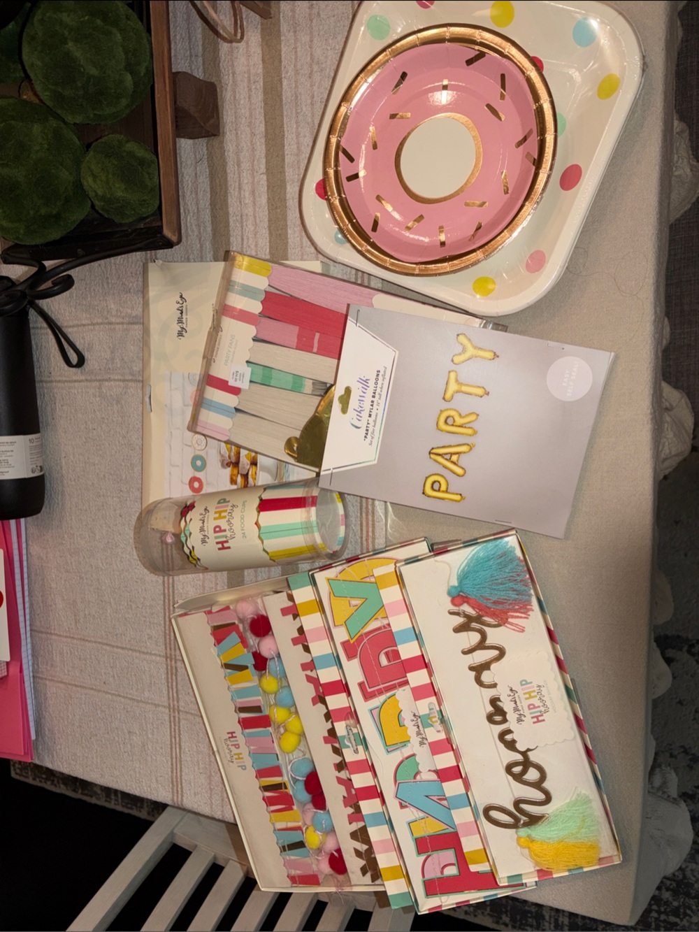 Hooray Multicolor Party Kit - Donut Plates & Decorations
